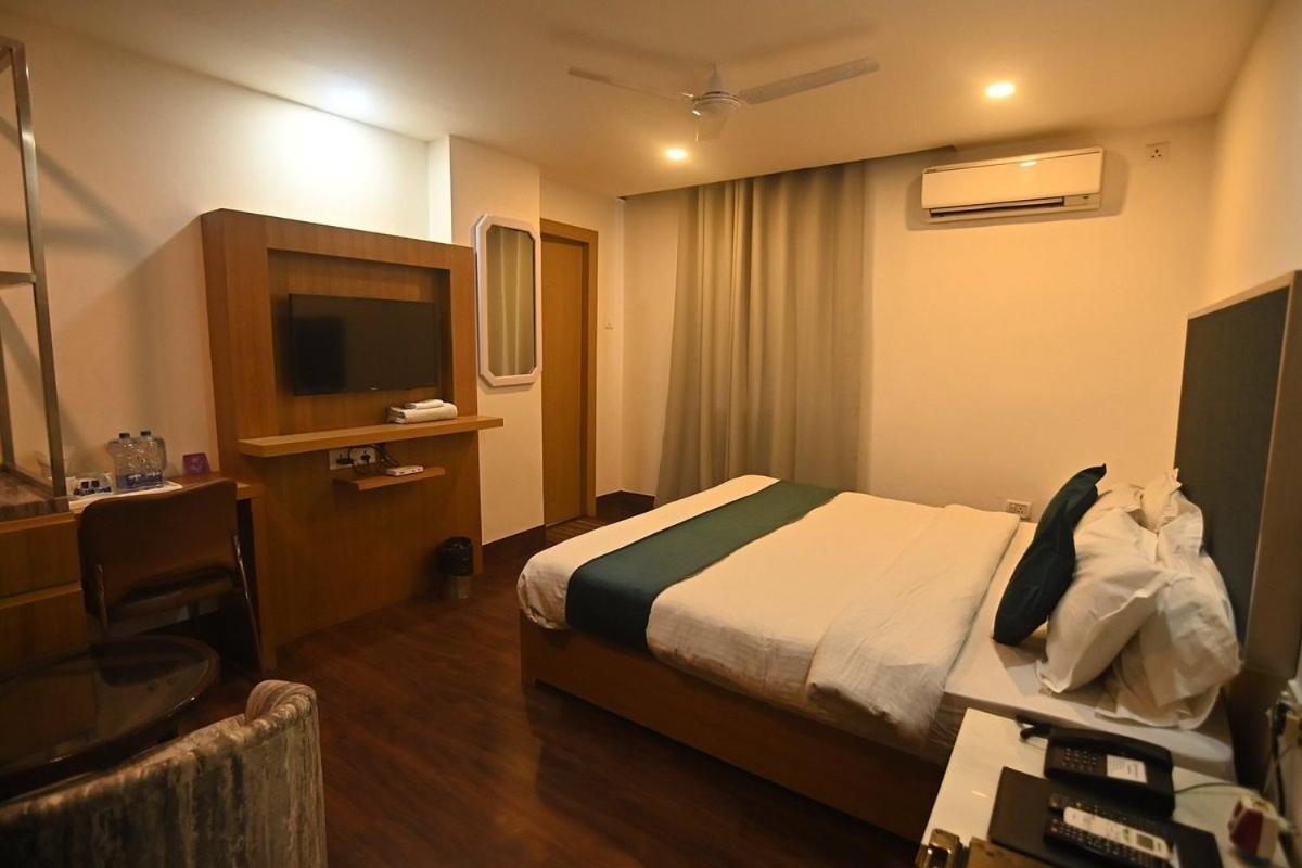 Hotel Prag Continental Guwahati Exterior foto